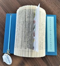 Postkartenhalter aus einem gefalteten Buch